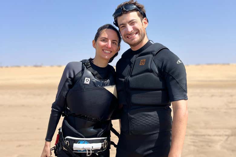 Disfrutando del curso de kitesurf en pareja
