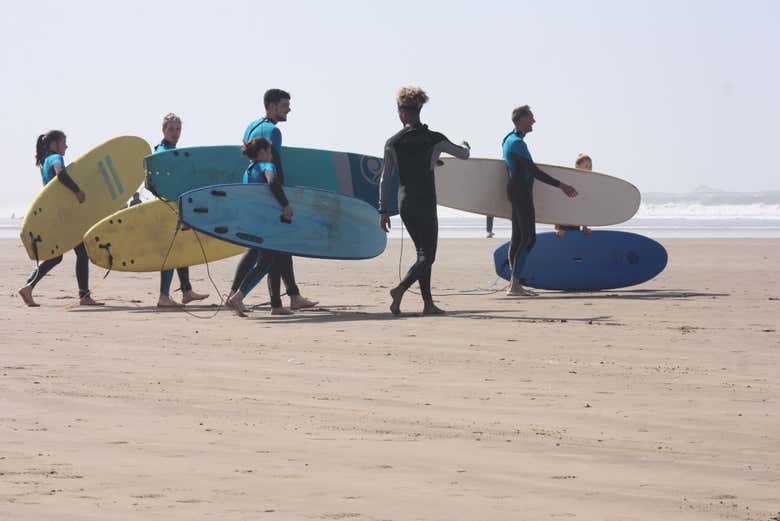 El grupo caminando con las tablas de surf