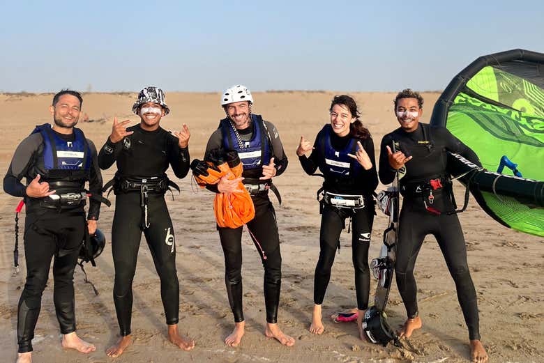 ¡Foto grupal durante el curso de kitesurf!