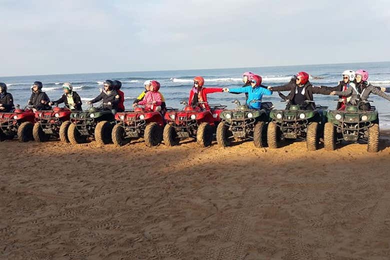 Foto de grupo del tour en quad por Esauira