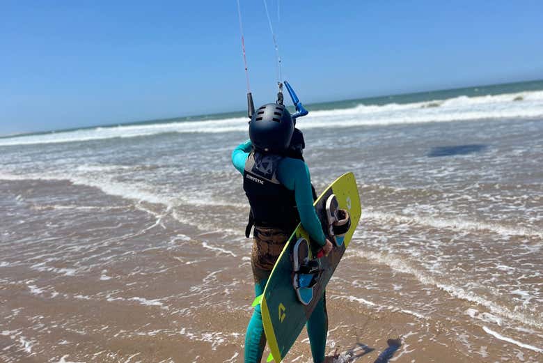 Entrando al mar con el equipo de kitesurf