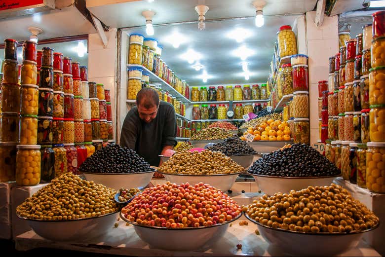 Aceitunas en un puesto de un mercado