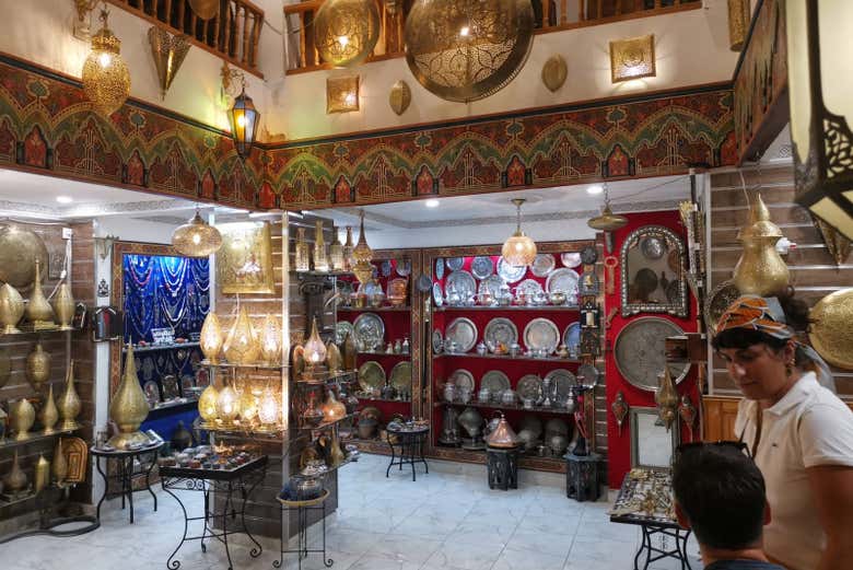 Gli interni di una bottega artigiana di Fez