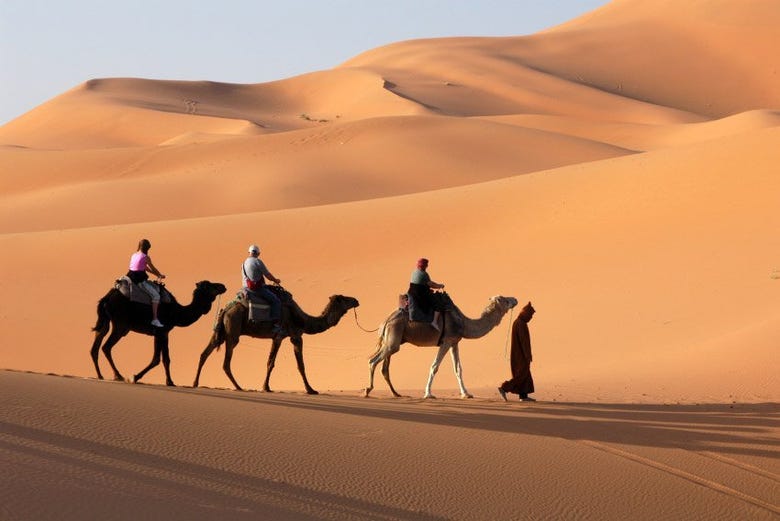 Paseando en camello por el desierto de Merzouga