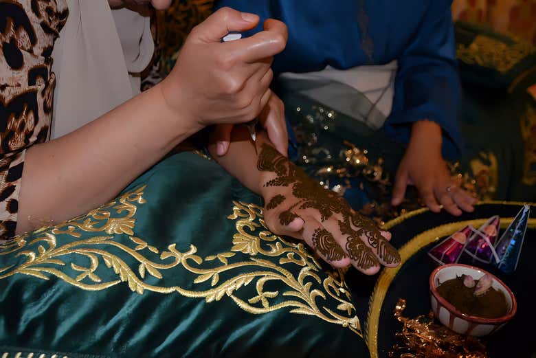Utilizaremos henna para decorar nuestras manos