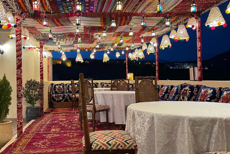 Restaurante durante la cena o la comida