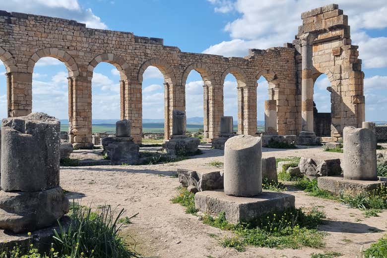 Découvrez les ruines de la basilique de Volubilis