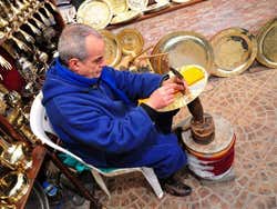 Shopping a Fès, artigiano dell'ottone