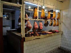 Zampe di vitello in una macelleria