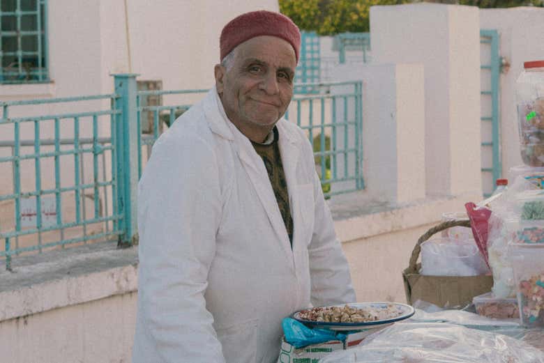 Un vendedor de un puesto de Fez