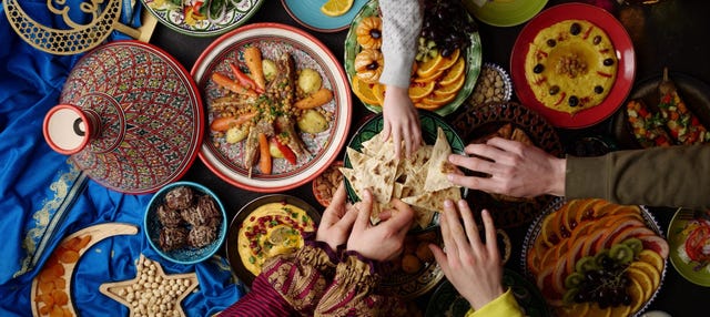 Clase de cocina con una familia marroquí en el Atlas