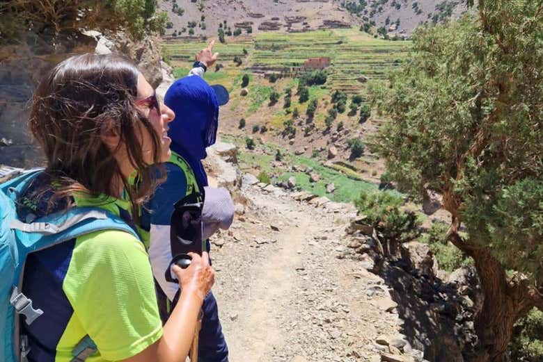 Dos amigas haciendo trekking en las montañas del Atlas
