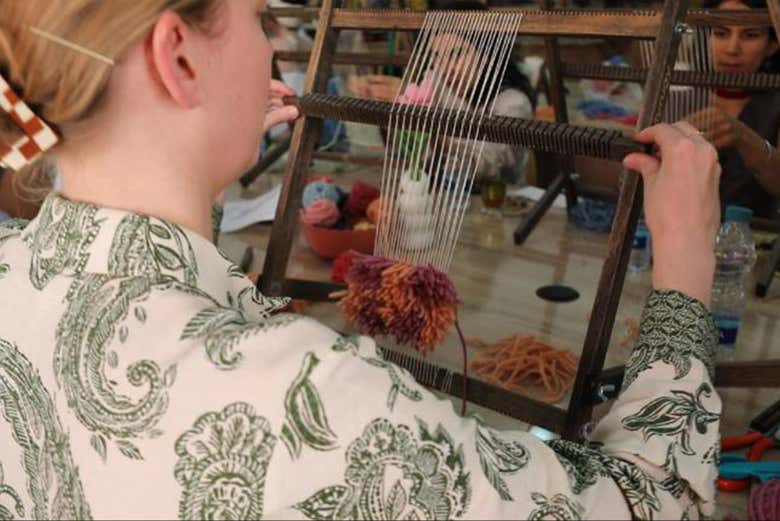 Tejiendo una alfombra marroquí propia