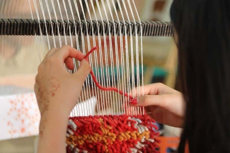 Combinando hilos de colores para dar vida a una alfombra