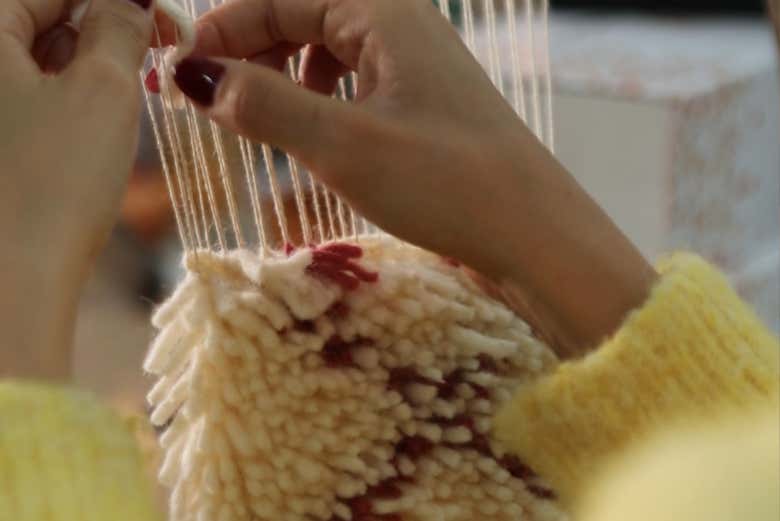 Perfeccionando los nudos en el telar tradicional