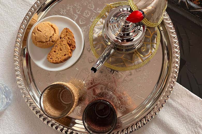 Uma bandeja com chá para compartilhar