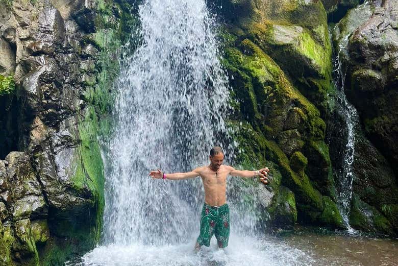 Bañándonos en una cascada de Aroumd
