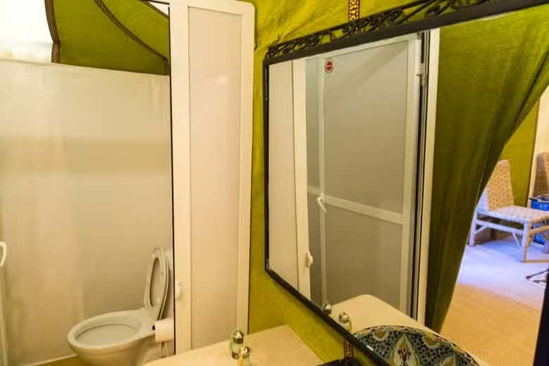 Salle de bain privée d'une haima de catégorie supérieure