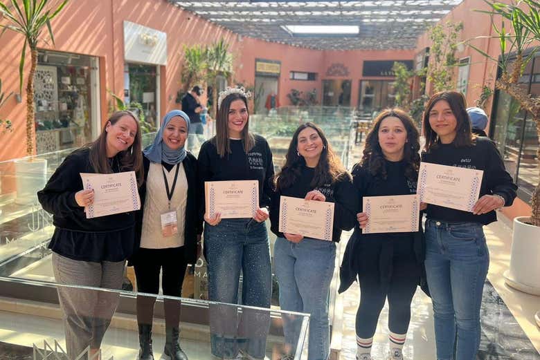 Posando con el certificado del taller 