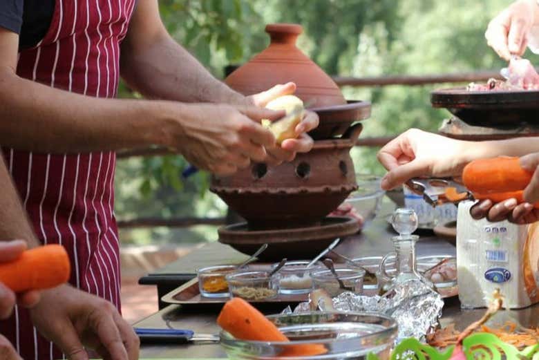Cortando los ingredientes en la clase de cocina