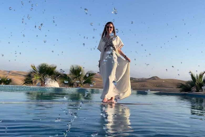 Une jeune fille sur une passerelle dans l'eau
