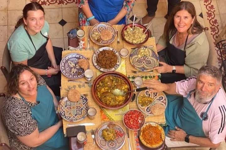 Foto de grupo en la clase de cocina marroquí