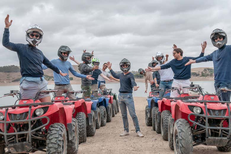 Foto de grupo del tour en quad
