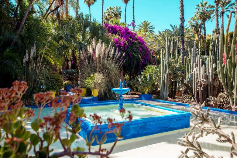 Colorida fuente en el Jardín Majorelle 