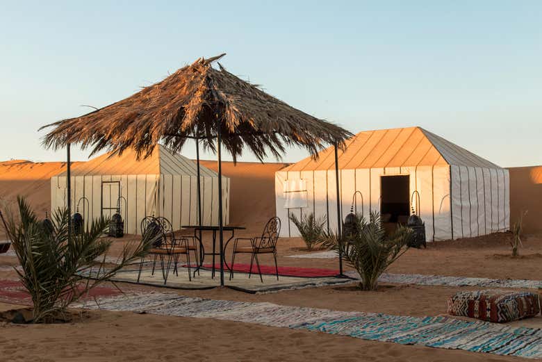 La terrasse du campement de catégorie supérieure