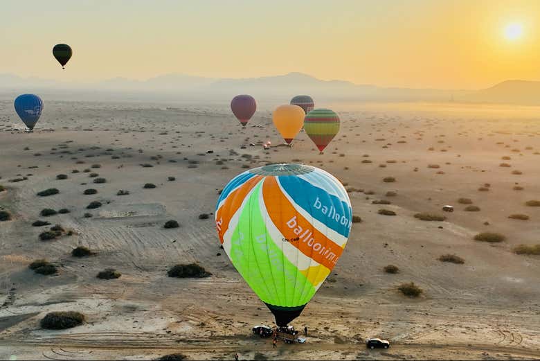 Paisaje repleto de globos aerostáticos 