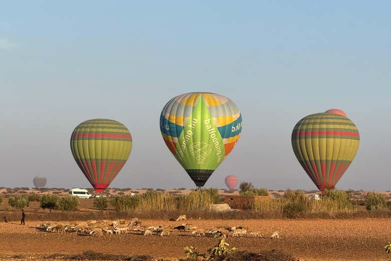 Tres globos sobrevolando el desierto de Marrakech 