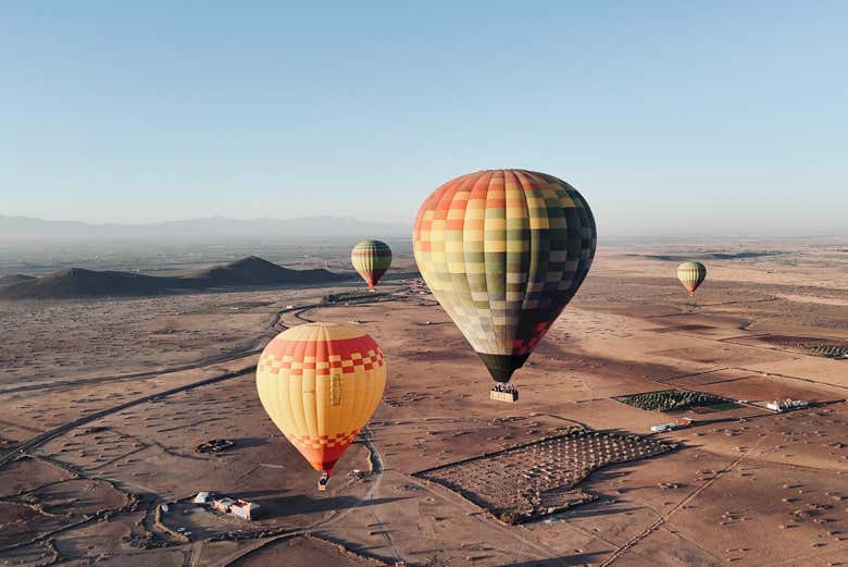 Varios globos volando 