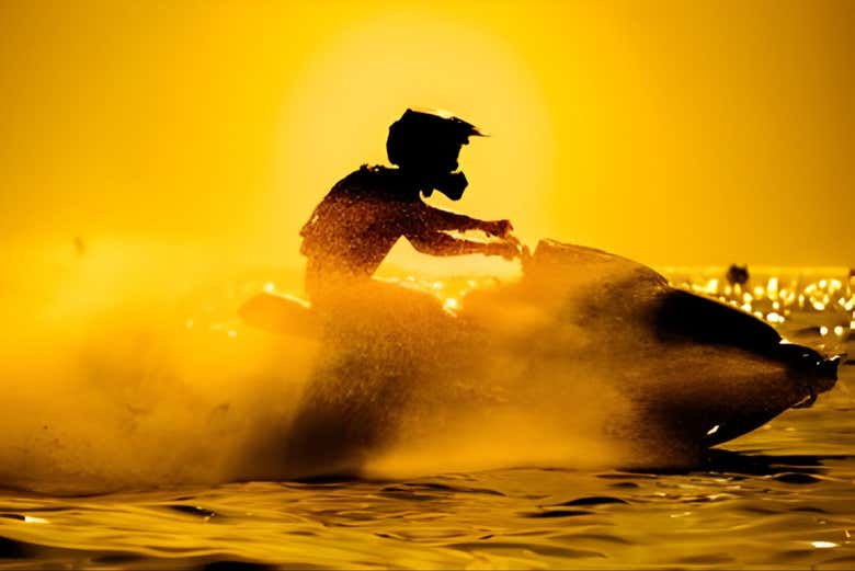 Pilotando uma Yamaha potente pelas águas do lago