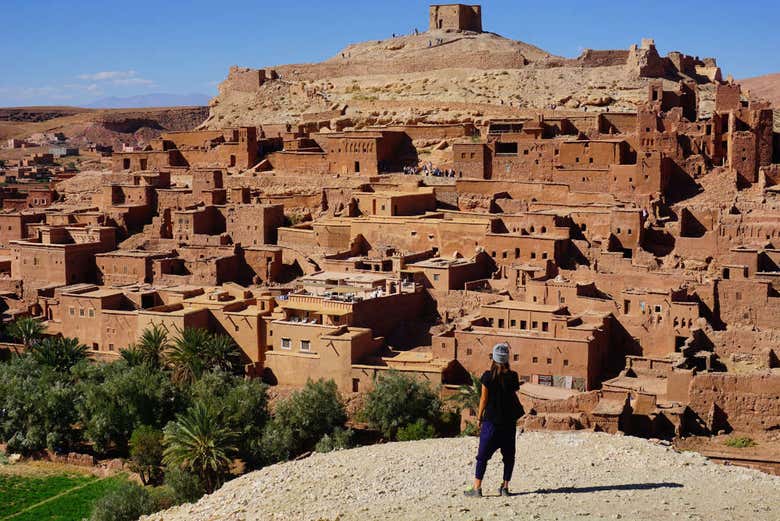 Mulher admirando a cidade de Ouarzazate