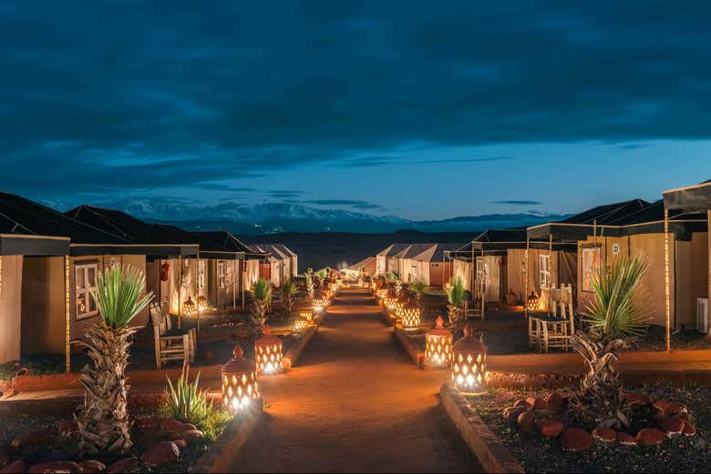 Luces del campamento al anochecer