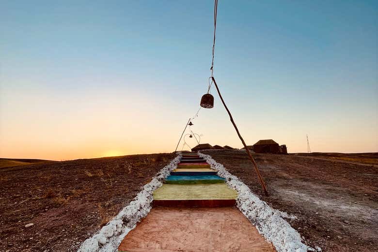 Escalier coloré qui rejoint le campement