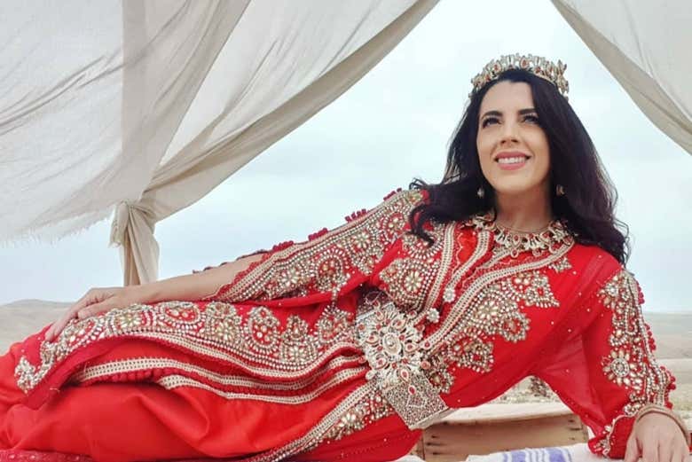 Con gli abiti tipici del Marocco
