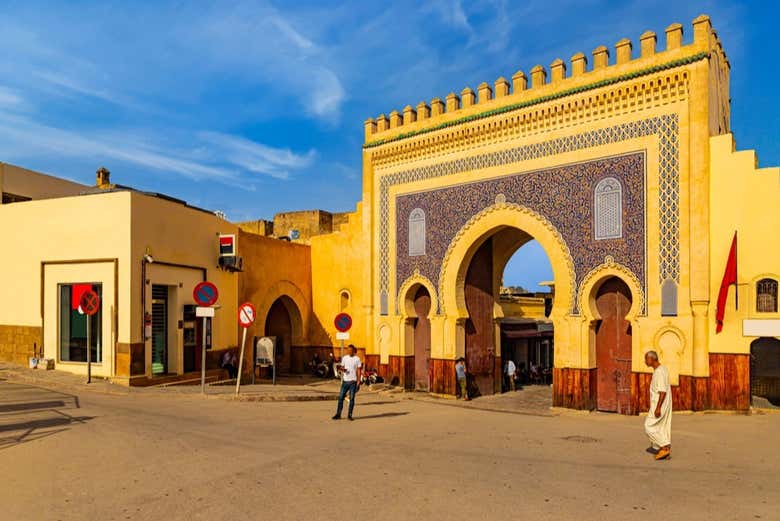 Cruzad la emblemática puerta de la medina de Fez