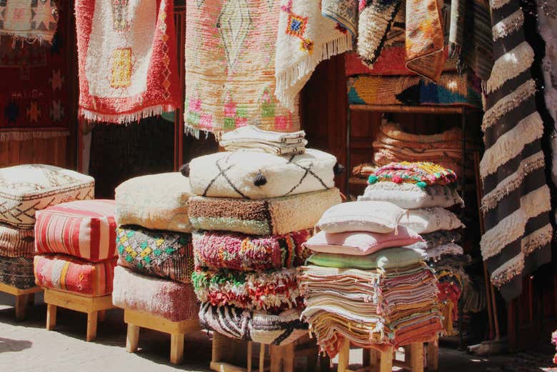 Coloridas almohadas artesanales en la Medina