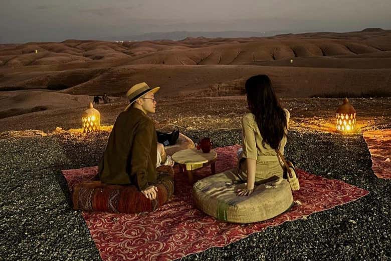 Un couple passant un moment romantique