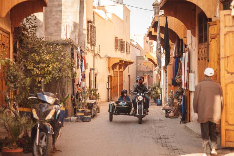 Recorriendo la Medina de Marrakech en sidecar