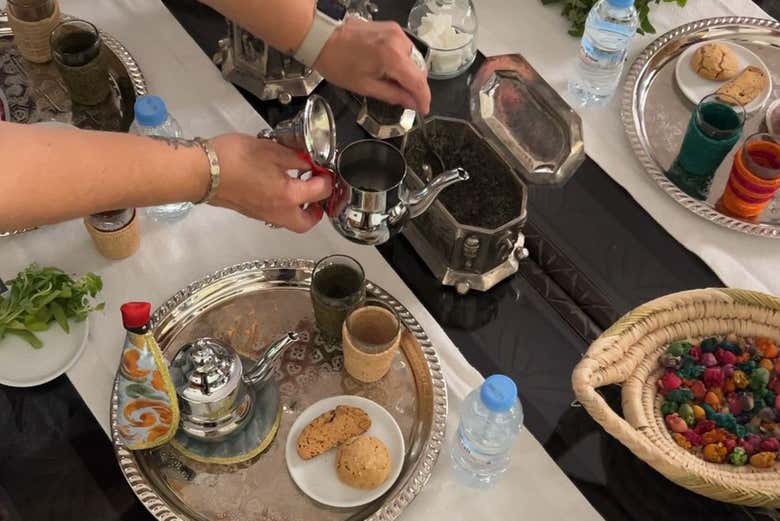Servindo chá marroquino