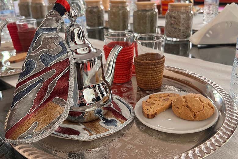 Chá acompanhado de alguns doces