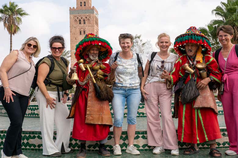 Posando junto a aguadores tradicionales marroquíes