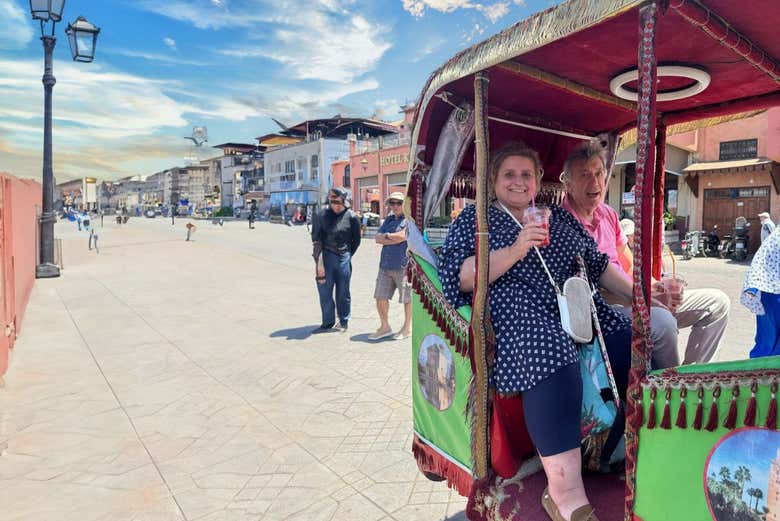 Disfrutando del paseo en tuk tuk por Marrakech