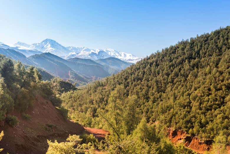 Vale do Ourika com montanhas nevadas