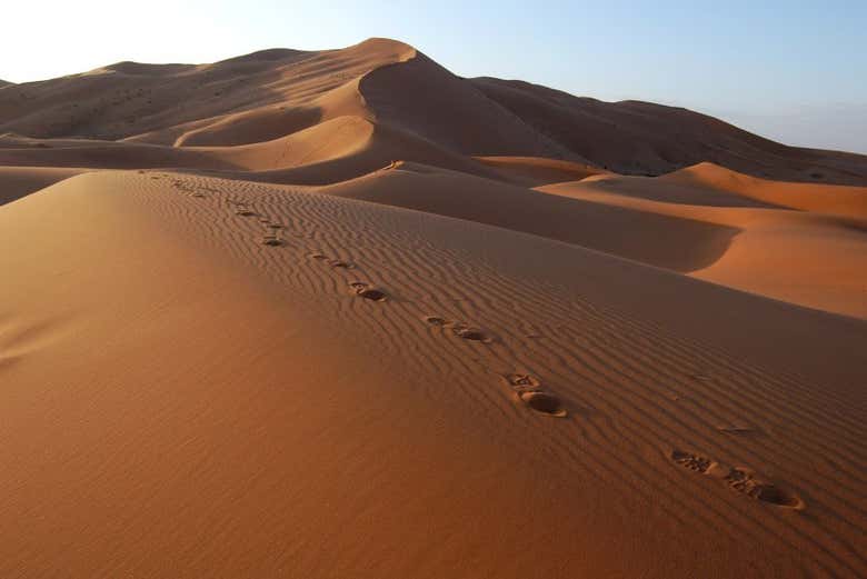 Atravessando as dunas de Erg Chebbi