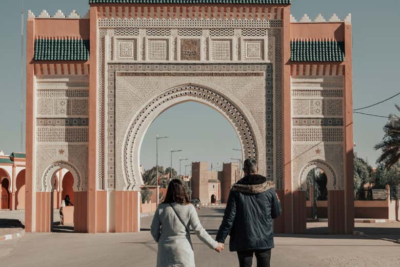 Photo de couple à la porte de la ville