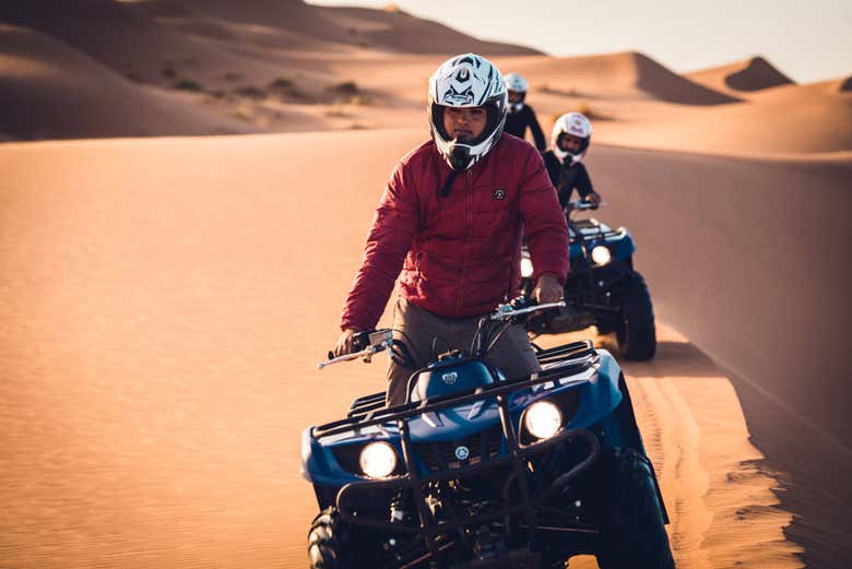 Balade en quad à travers les dunes
