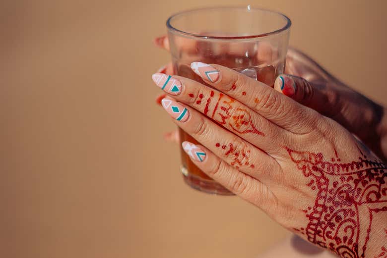 Vous découvrirez l'importance culturelle du henné au Maroc
